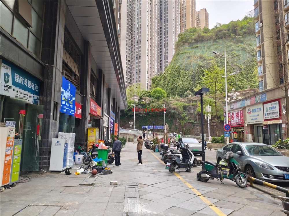 花果园C区宽门头门面房东直租，业态不限